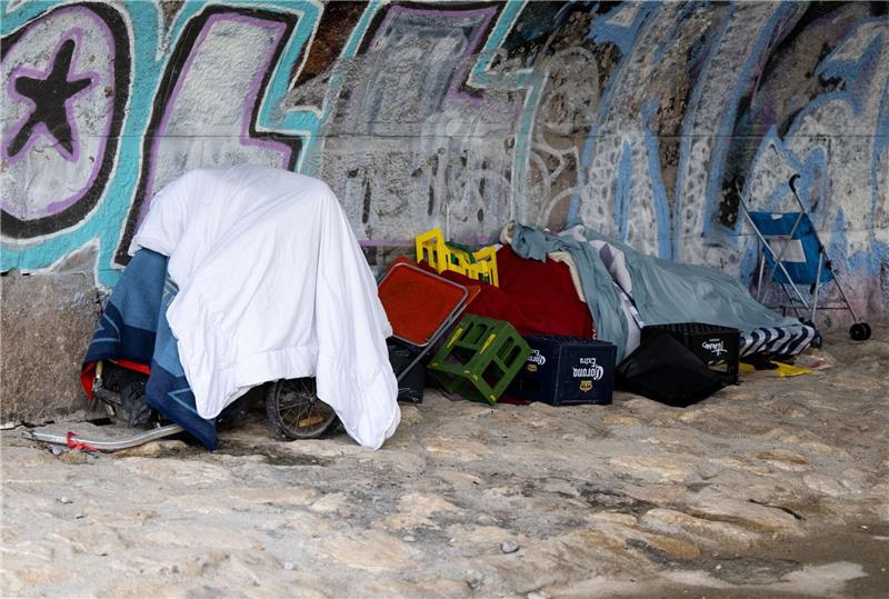 Europarat: Deutschland bekämpft Armut zu wenig Die Habseligkeiten von einem Obdachlosen liegen am Ufer der Isar unter einer Brücke. Nach Ansicht des Europarats muss Deutschland bei der Bekämpfung von Armut, Wohnungsnot und Ausgrenzung behinderter Menschen deutlich mehr tun.