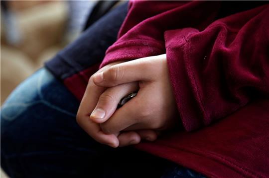 Die Hände eines Mädchens: Zum Internationalen Tag gegen weibliche Genitalverstümmelung hat die Kinderrechtsorganisation Plan International mehr Aufklärung über das Tabuthema gefordert.