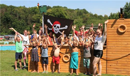 Die Hände zum Himmel: Spaß und Spiel stehen beim ersten Totenkopf-Camp im Liebenburger Freibad auf dem Programm. Fotos: Leifeld
