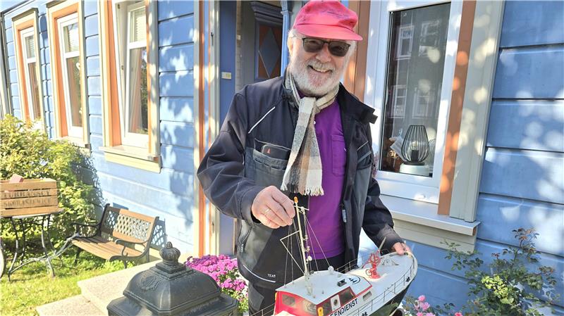 Die Hafenbarkasse hat Volker Taube einst für 400 DM erworben. Der Preis schreckt doch etwas ab.