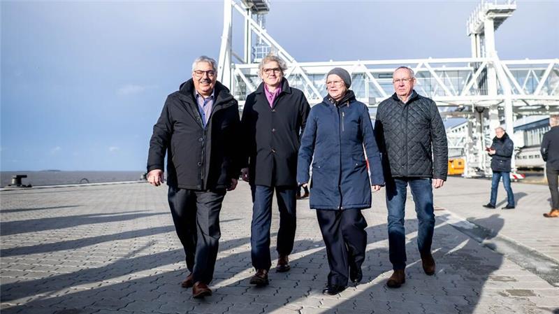 Neue Kaje für Kreuzfahrtschiffe in Bremerhaven Die Hafensenatorin (2.v.r.) betonte, dass die Bauarbeiten im Zeitplan geblieben seien.