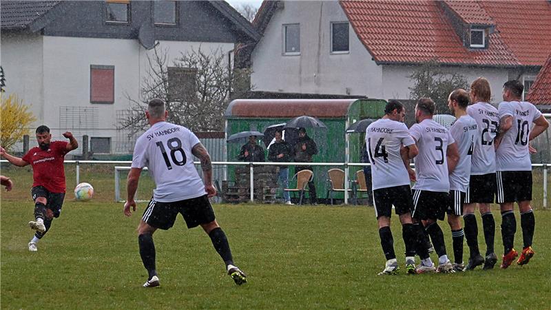 SV Hahndorf schlägt im Spitzenspiel ganz spät zu Die Hahndorfer Mauer hält: Bei widrigen Bedingungen knöpft Spitzenreiter SVH seinem ersten Verfolger FC Seesen einen Punkt ab. Foto: Epping