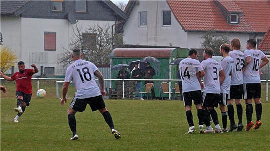 Die Hahndorfer Mauer hält: Bei widrigen Bedingungen knöpft Spitzenreiter SVH seinem ersten Verfolger FC Seesen einen Punkt ab. Foto: Epping