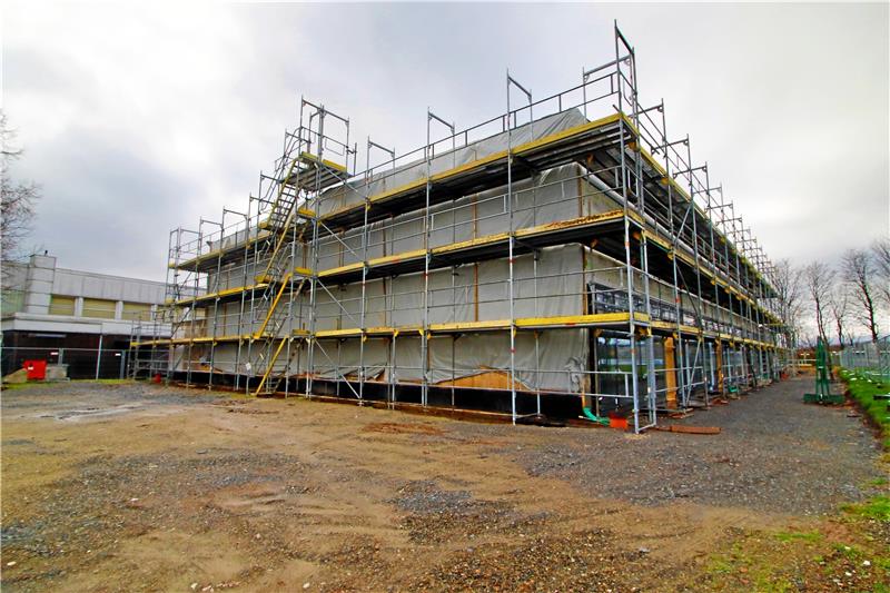 Bau-Projekte in Goslar sind in Arbeit und in Sicht Die Hahndorfer Mehrzweckhalle soll wie berichtet im August 2024 in Betrieb genommen werden: Laut GGM-Vize Daniel Gintaut ist das Objekt inzwischen komplett geschlossen, die Ausbaugewerke können deshalb über den Winter durchstarten. Foto: Epping