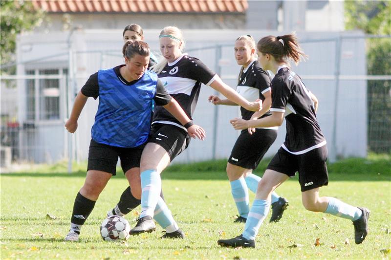 Die Hahndorferin Lara Timme (2. v. li.) spitzelt einer Spielerin der SG Steinlah/Heverlah den Ball weg. Für die Gastgeberinnen springt am Ende der erste auf dem Feld errungene Punkt der Saison heraus. Foto: Gietemann
