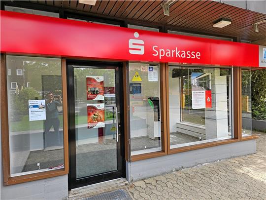 Die Hahnenkleer Sparkasse: Ein Automat nimmt hier Einzahlungen entgegen. Manchmal aber gibt es Fehlermeldungen.  Foto: Sowa