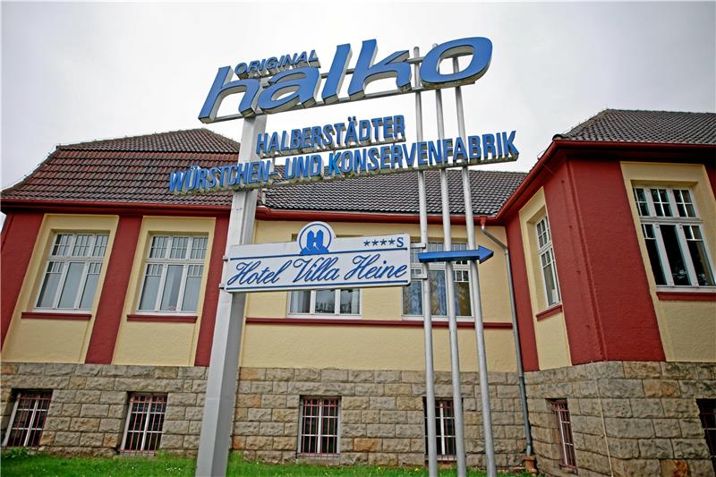 Die Halberstädter Würstchen- und Konservenfabrik: Die Firma Halko sieht sich einem Insolvenzverfahren ausgesetzt. Das Nachfolgeunternehmen Hisar führt den Betrieb der traditionsreichen Würstchenfabrik nun weiter. Foto: Bein