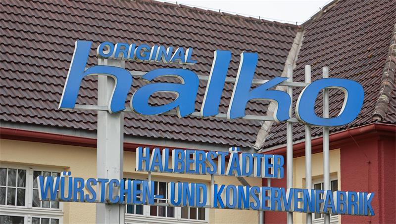 Blick auf ein Gebäude mit dem Schriftzug Halberstädter Würstchen- und Konservenfabrik.