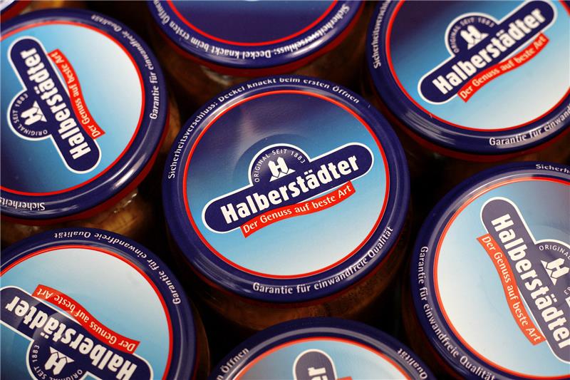 Die Halberstädter haben das Würstchen im Glas erfunden. Foto: Jens Wolf, dpa
