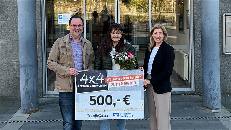 Die Halbzeitgewinnerin Anja Heinrich aus Clausthal-Zellerfeld, eingerahmt von Henning Bartel, Leiter Lesermarkt der GZ und Dagmar Kleudgen von der Volksbank Nordharz eG.