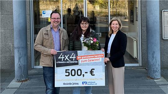 Die Halbzeitgewinnerin Anja Heinrich aus Clausthal-Zellerfeld, eingerahmt von Henning Bartel, Leiter Lesermarkt der GZ und Dagmar Kleudgen von der Volksbank Nordharz eG.