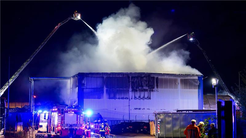 Die Halle ist durch den Brand einsturzgefährdet. 