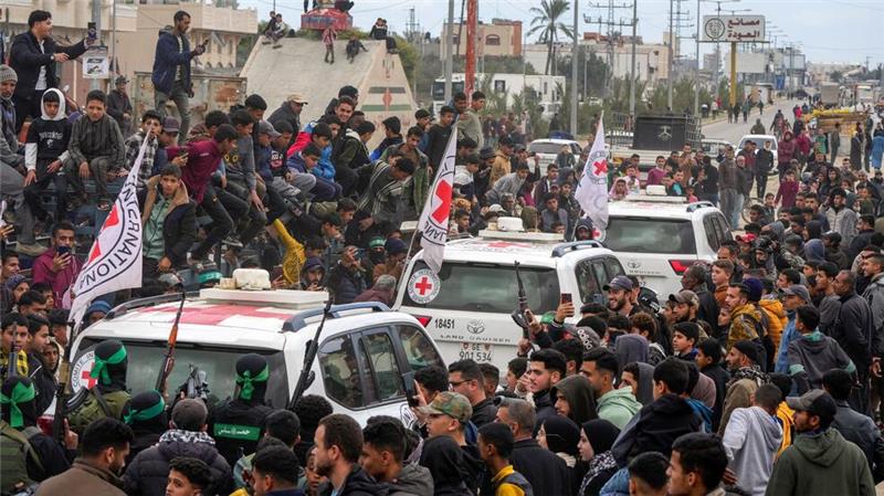 Israel führt Waffenruhegespräche vorerst auf Sparflamme Die Hamas ließ im Gazastreifen drei weitere Geiseln frei und übergab sie dem Roten Kreuz.