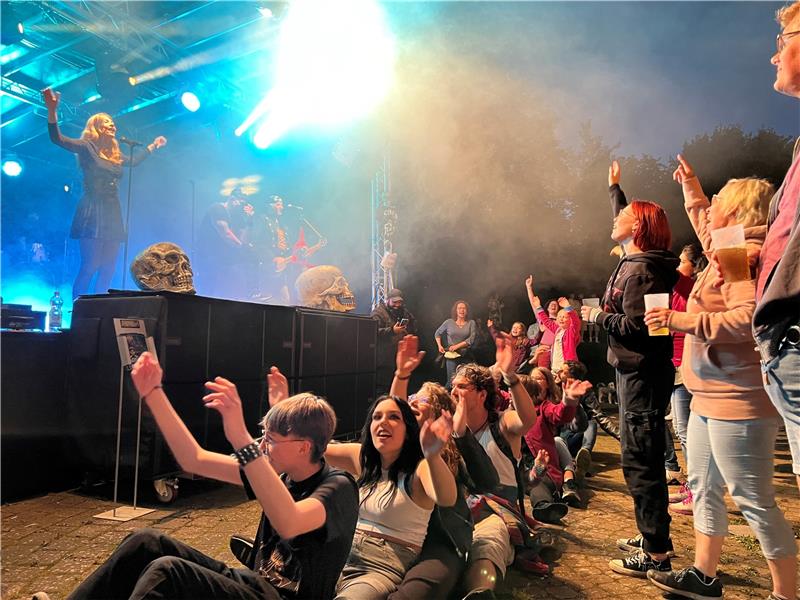 Sommerfest in Hahnenklee mit Wasser in jeder Facette Die Hamburger Cover Piraten heizen am Abend dem Kurpark richtig ein. Die stimmungsgeladene Bühnenshow im Piratenstyle bringt das Publikum zum Jubeln. Übergroße Totenschädel tragen zum Piratenfeeling an den Hahnenkleer Teichen bei. So wird das Hahnenkleer Sommerfest nach regennassem Start doch noch zu einem Erfolg und einer rundum gelungenen Veranstaltung. Fotos: Kammer, Zietz
