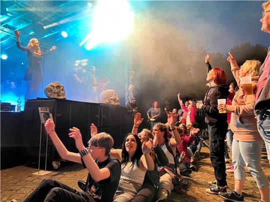 Die Hamburger Cover Piraten heizen am Abend dem Kurpark richtig ein. Die stimmungsgeladene Bühnenshow im Piratenstyle bringt das Publikum zum Jubeln. Übergroße Totenschädel tragen zum Piratenfeeling an den Hahnenkleer Teichen bei. So wird das Hahnenkleer Sommerfest nach regennassem Start doch noch zu einem Erfolg und einer rundum gelungenen Veranstaltung. Fotos: Kammer, Zietz