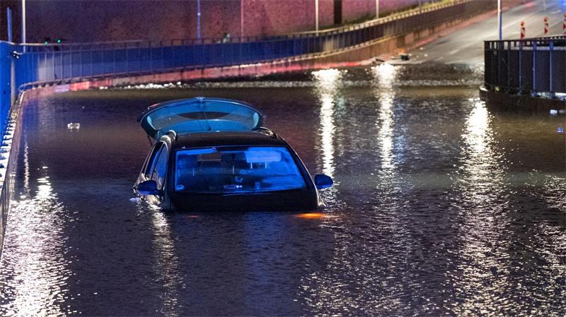 Norden kommt glimpflich durch stürmische Nacht Die Hamburger Feuerwehr rettete eine Autofahrerin vom Dach ihres Wagens.