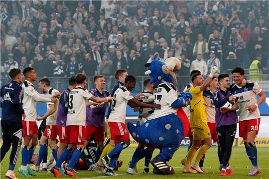 Die Hamburger Spieler jubeln nach ihrem 4:3-Sieg