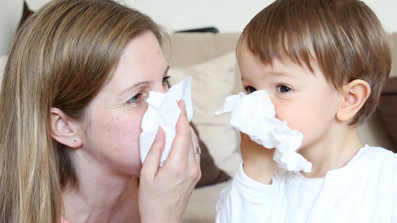 Die Hand-Fuß-Mund-Krankheit ist hochgradig ansteckend und kann mitunter auch ältere Kinder oder Erwachsene treffen.