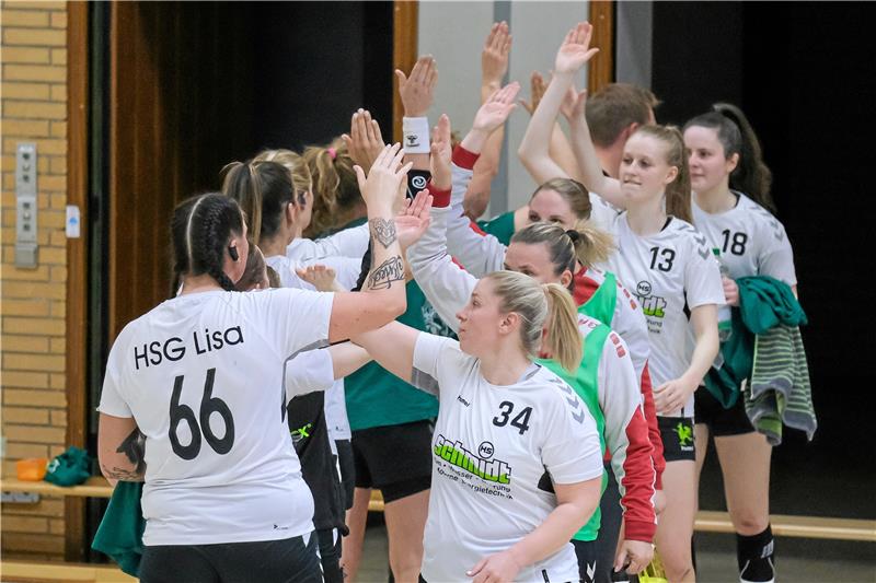 LiSa-Luchse feiern den Klassenerhalt Die Handball-Damen der HSG Liebenburg-Salzgitter haben allen Grund, sich abzuklatschen. Auch in der kommenden Saison treten sie in der Landesliga an. Foto: Drechsler