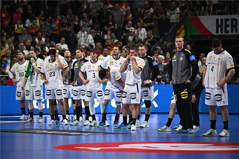 Handballer spielen in Hannover um Olympia-Ticket Die Handballer von Deutschland stehen in der Halle.