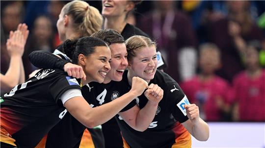 Die Handballerinnen Aimee von Pereira  (unten, l-r), Alina Grijseels (Deutschland) und Nina Engel (Deutschland) feiern den Sieg über Brasilien.