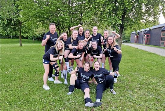 Die Handballerinnen der HSG Liebenburg-Salzgitter feiern mit Trainer Stephan Schönfeldt in ihren Aufstiegs-Shirts nach dem abschließenden Derby in Langelsheim den Saisonabschluss.  Foto: Privat