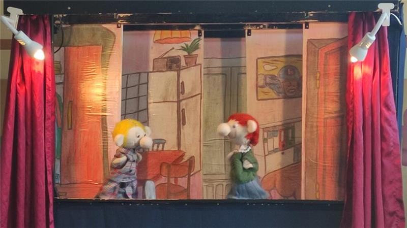 Die Handlung zum Thema Mobbing und Cybermobbing wird den Grundschülern in einem Puppentheater erzählt.
