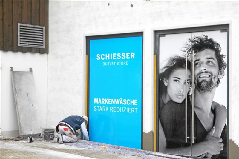 Die Handwerker arbeiten derzeit auf Hochtouren, damit am 15. Dezember der Schiesser Outlet Store in Braunlage eröffnet werden kann. Foto: Eggers