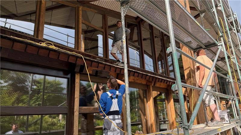 Kurgastzentrum bekommt innen und außen ein neues Aussehen Die Handwerker sind derzeit dabei, die Fassade des Kurgastzentrums zu streichen und schadhafte Hölzer auszutauschen.