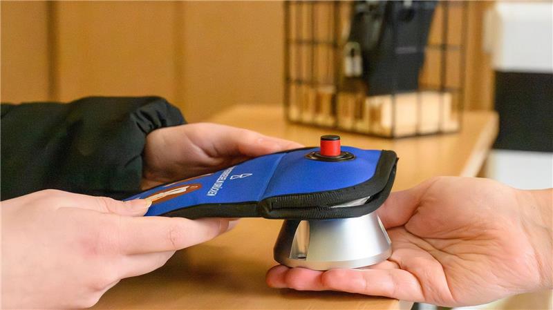 Die Handytasche ist magnetisch gesichert.