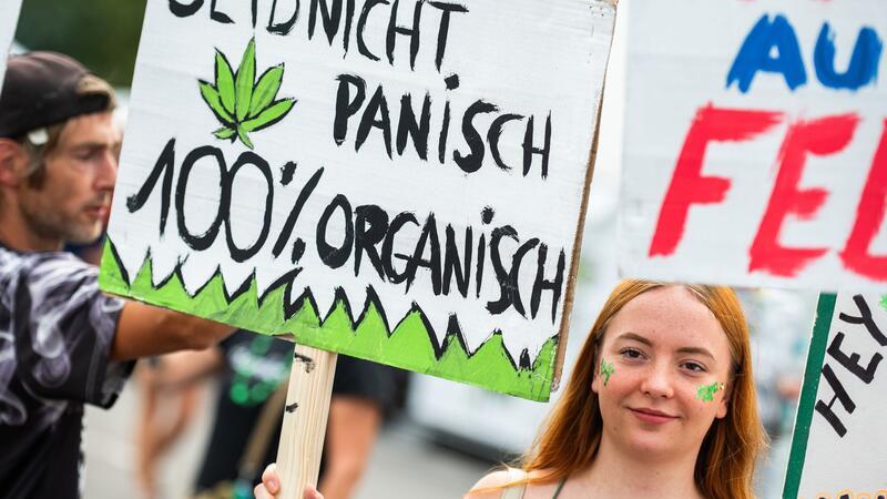 Mehrere Hundert Menschen ziehen bei Hanfparade durch Berlin Die Hanfparade hat wie jedes Jahr auch ein politisches Anliegen.