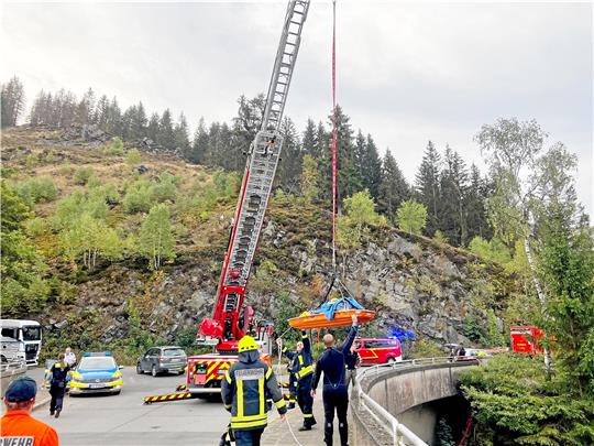 Die Hanglage an der Vorsperre macht die Rettung der Frau nicht leicht. Foto: Feuerwehr Altenau
