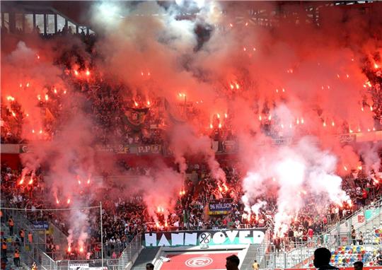 Die Hannoveraner Fans zündeten bengalische Fackeln im Stadion.