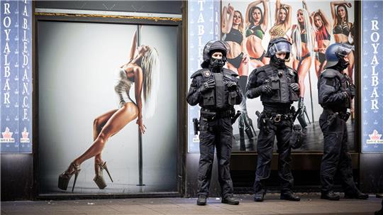 Die Hannoveraner Polizei hat in der Nacht von Samstag auf Sonntag eine Razzia im Steintorviertel durchgeführt. 