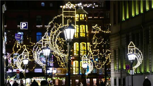 Die Hansestadt stellt die Lichterketten zur Verfügung, die Montage übernehmen teils die Stadt oder andere Firmen. 