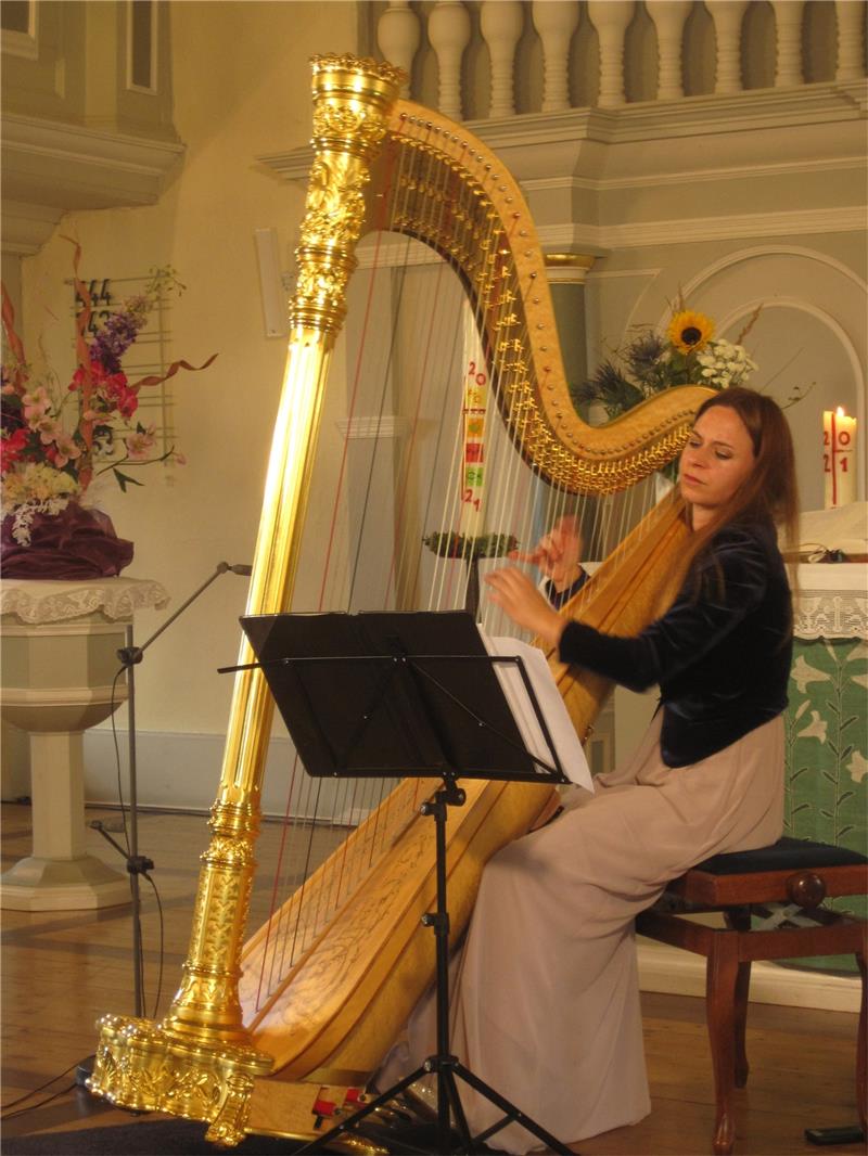 Die Harfenistin Jasmin-Isabel Kühne spielt in Hohegeiß ein faszinierendes Konzert.  Foto: Schwarz