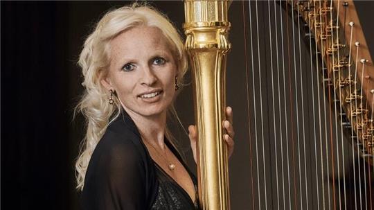Die Harfenistin Jenny Meyer wird am 25. Juli in der Stabkirche in Hahnenklee zu sehen und zu hören sein.