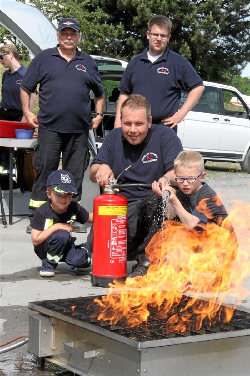Die Harlingeröder Feuerwehr machte mit dem Nachwuchs erste Löschübungen.