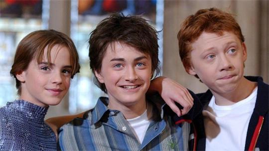Die Harry-Potter-Filme machten Emma Watson (l-r), Daniel Radcliffe und Rupert Grint zu Stars - so sahen die sie im Jahr 2002 aus. (Archivbild) 