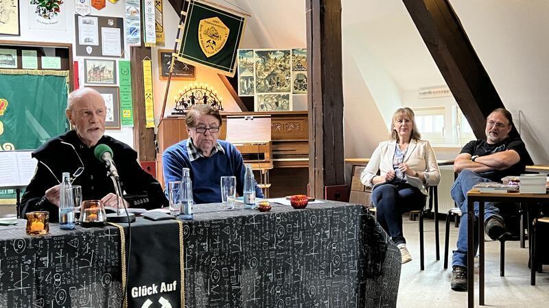 Harzkrimi-Autoren lesen gemeinsam in Clausthal-Zellerfeld Die Harz-Autoren (v.l.) Hans-Joachim Wildner, Helmut Exner, Corina C. Klengel und Jürgen H. Moch lesen in der FWT aus ihren Werken vor.