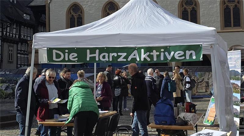 „Die Harzaktiven“ informieren an ihrem Stand.