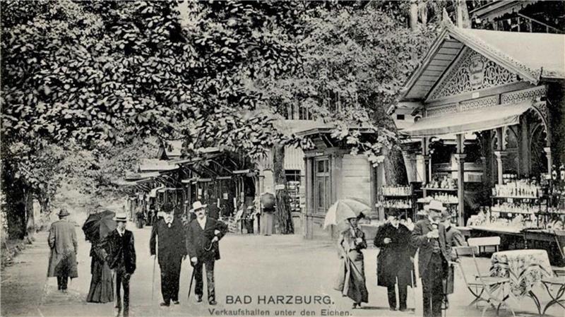 Die Harzburger Kolonaden/Verkaufshallen Unter den Eichen, hier auf einer Postkarte um das Jahr 1900, sind während der Blütezeit der Kurstadt viele Jahre der „Place to be“.