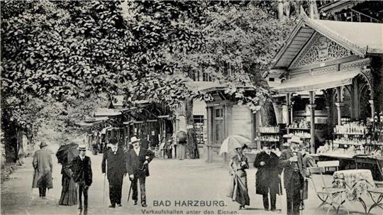 Die Harzburger Kolonaden/Verkaufshallen Unter den Eichen, hier auf einer Postkarte um das Jahr 1900, sind während der Blütezeit der Kurstadt viele Jahre der „Place to be“.