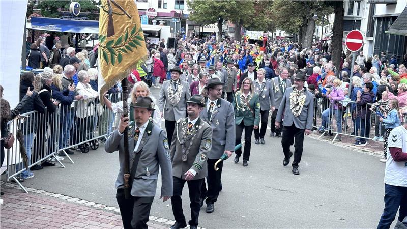 Die Harzburger Schützengesellschaften (hier bei der gemeinsamen Teilnahme am Lichterfestumzug vergangene Woche) laden alle Harzburger zum Vergleichsschießen ein.