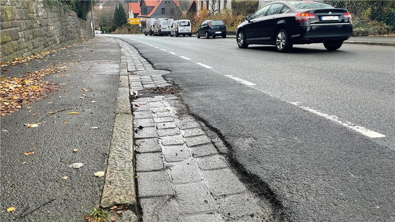 Das Bild zeigt die Harzburger Straße am Ortseingang von Oker mit Rissen und Löchern auf der Fahrbahn.