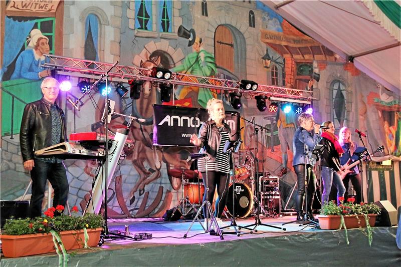 Die Harzer Band „anno-nym“ sorgt schon im vergangenen Jahr bei der Benefizparty für eine ausgelassene Stimmung und ein gut gefülltes Festzelt.  Archivfoto: Leifeld