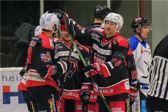 Die Harzer Falken feiern den Treffer von Jörn Weikamp (l.) zum zwischenzeitlichen 2:0. Foto: Drechsler