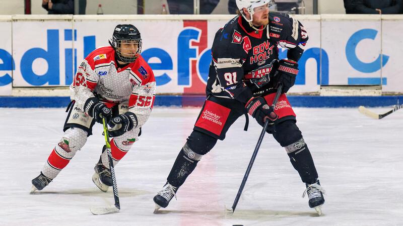 Harzer Falken legen Fehlstart in Finalserie hin Die Harzer Falken, hier mit Regan Nagy an der Scheibe, sind fokussiert, doch die Crocodiles in Person von Linus Götz lauern immer wieder auf ihre Chance. Foto: Drechsler