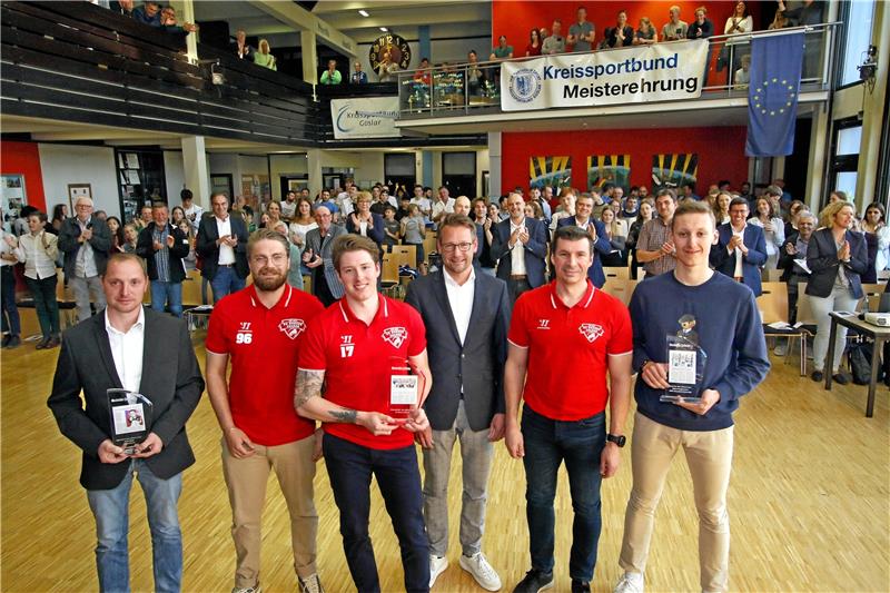 Beer, Engelmann und Harzer Falken räumen die Titel ab Die Harzer Falken mit Kapitän NIco Ehmann (3. v. li.) sind in Clausthal-Zellerfeld vor Ort und nehmen den Preis für die „Mannschaft das Jahres“ von GZ-Verleger Philipp Krause (3. v rechts) entgegen. Mirko Schulze (li.), Vorsitzender des SV Lochtum vertritt Jolyn Beer, Adrian Franz seinen Biathlon-Teamkollegen Albert Engelmann.