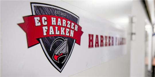Wand mit Logo und Schriftzug des Eishockeyvereins EC Harzer Falken in einem Flur.